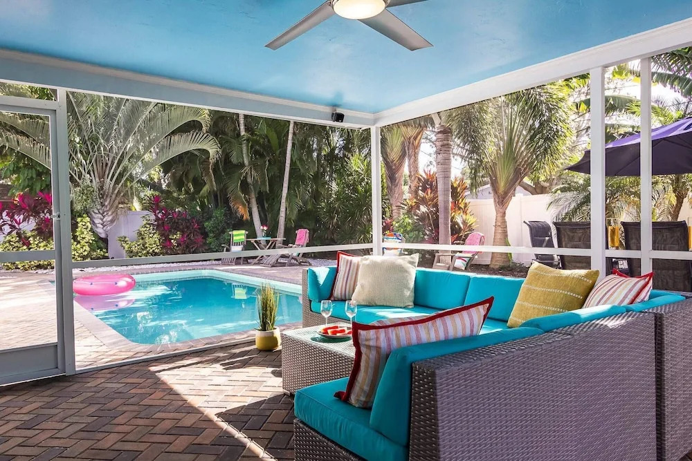 Fruit & Wine Saltwater Pool Home