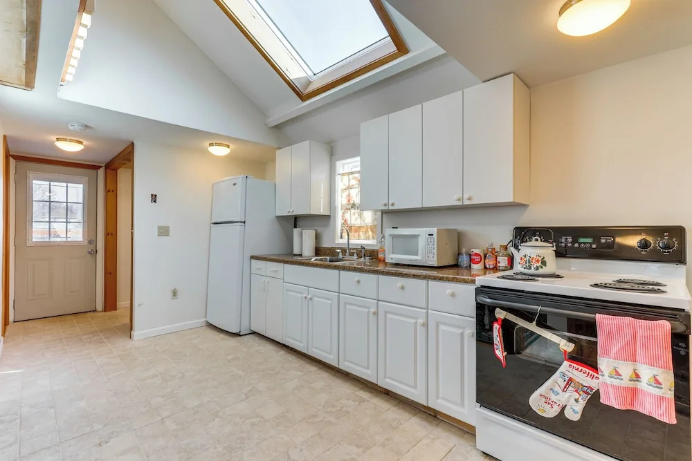 Charming Old Lyme Cottage, Steps to Private Beach!