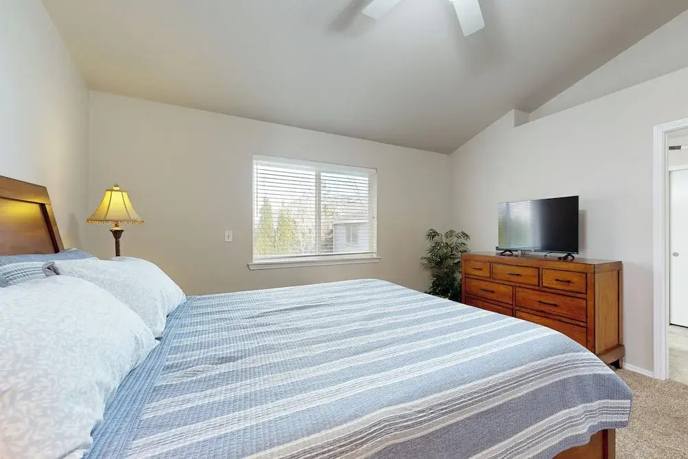 Tranquil Redmond Retreat: Relax & Explore Outdoors