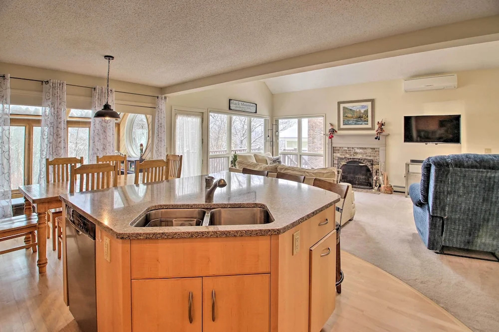 Spacious Ski-in/out Black Mountain Home w/ Deck!