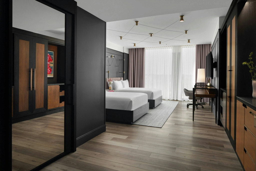 Renaissance Milwaukee West Hotel