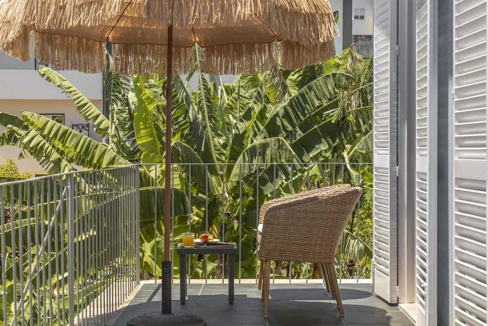With Secret Garden and Pool - Villa Quebra Costas