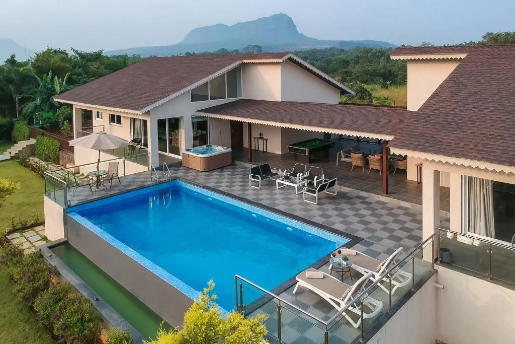 StayVistas The Tavern At Canary Farms - Mountain-View Luxury Mansion with Infinity Pool & Games Zone