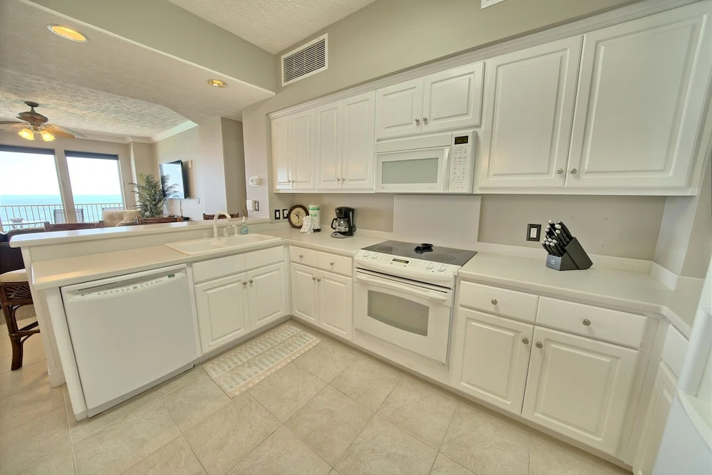 Stylish Oceanfront Condo with Beach and Picnic Area Access - Unit 1706 by RedAwning