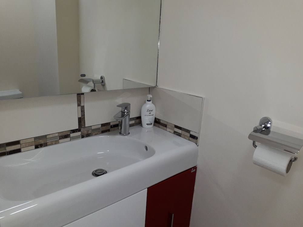 THE NEW Accommodation FREE complimentary breakfast and parking