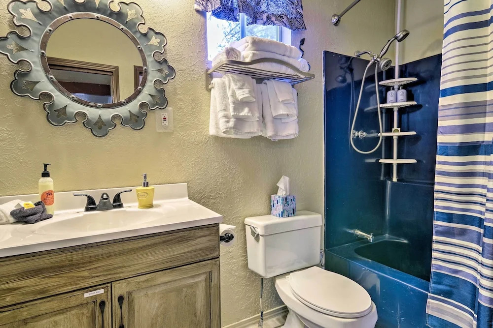 Private Cabin, 5-min Drive to Hot Springs & Golf!