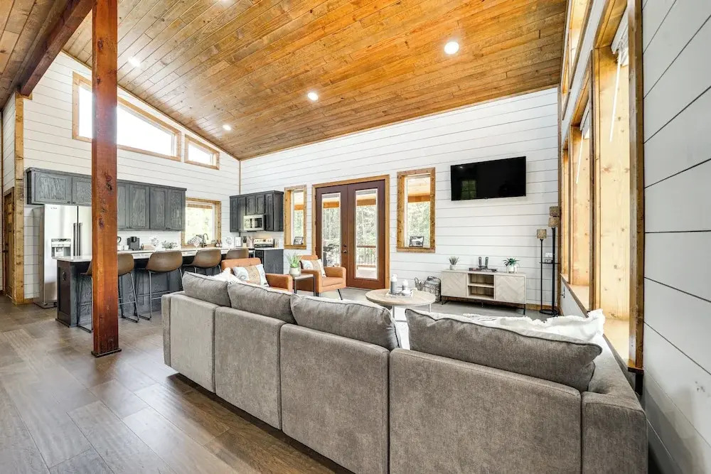 Luxe Broken Bow Home w/ Hot Tub & Fire Pit!