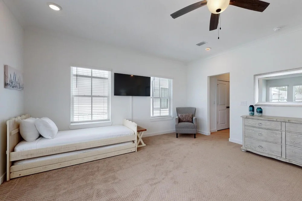 Stunning 3br/2.5ba, Pet Friendly, Sleeps 12