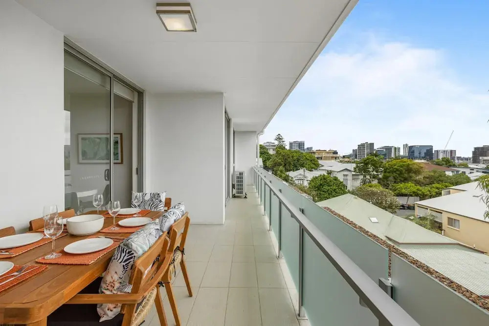 Sleek 2-bed With Balcony and Communal BBQ Area