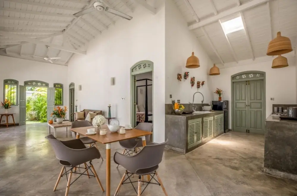 Beautifully Renovated Family Village House Within Walking Distance To The Beach