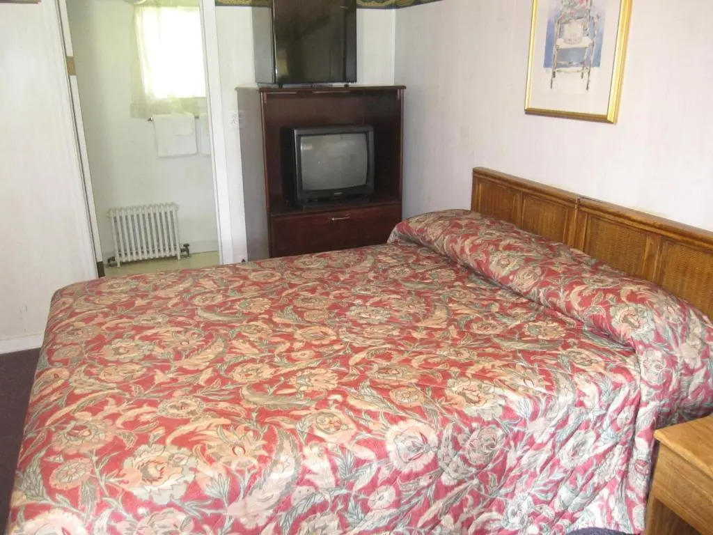 Pinecrest Motel