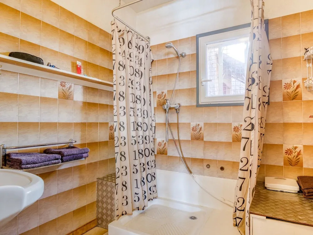 Beautiful Pet-friendly Villa in Régusse With Swimming Pool"