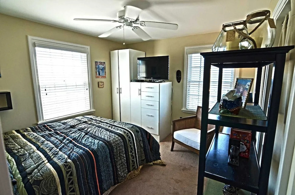 Blocks To America's Favorite Beach! 3 Bedroom Condo