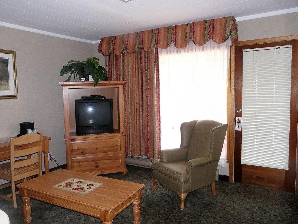 Crestwood Inn