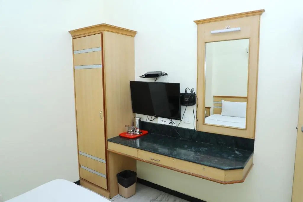 FabHotel ESS Paradise