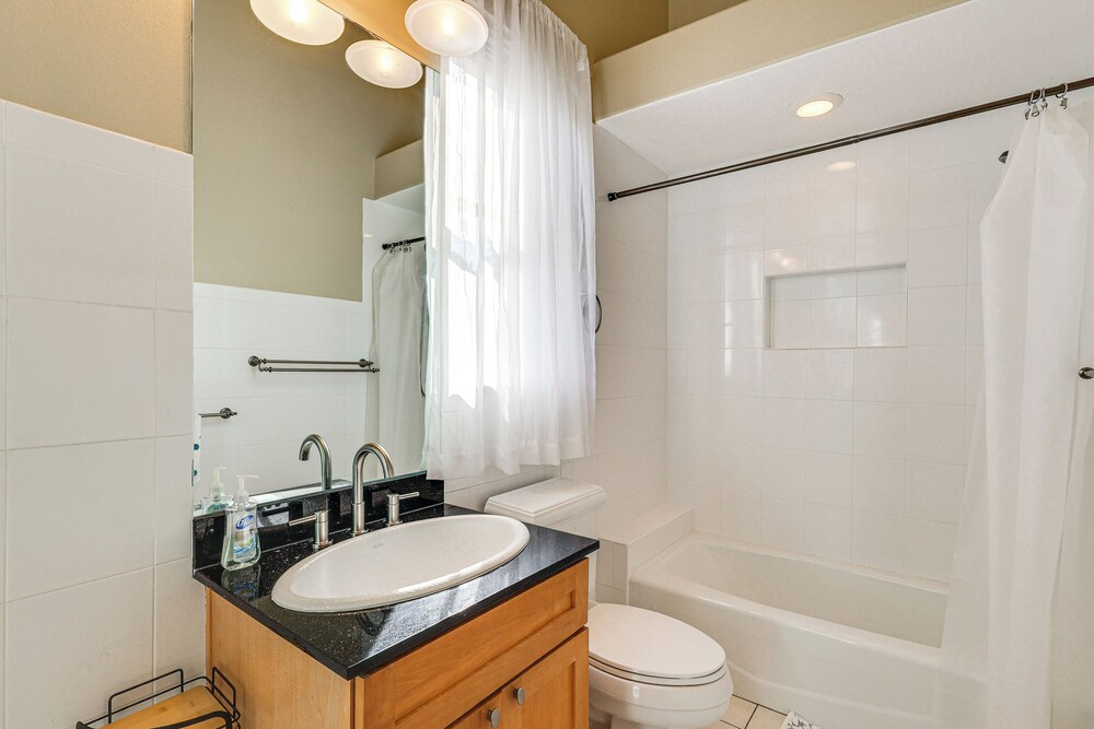 Near Apollo Beach! Bright Apt w/ Essentials