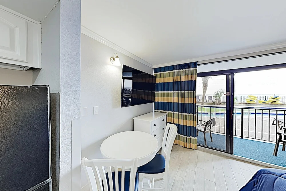 Ground-level Oceanfront W/ Pools & Hot Tubs 1 Bedroom Condo