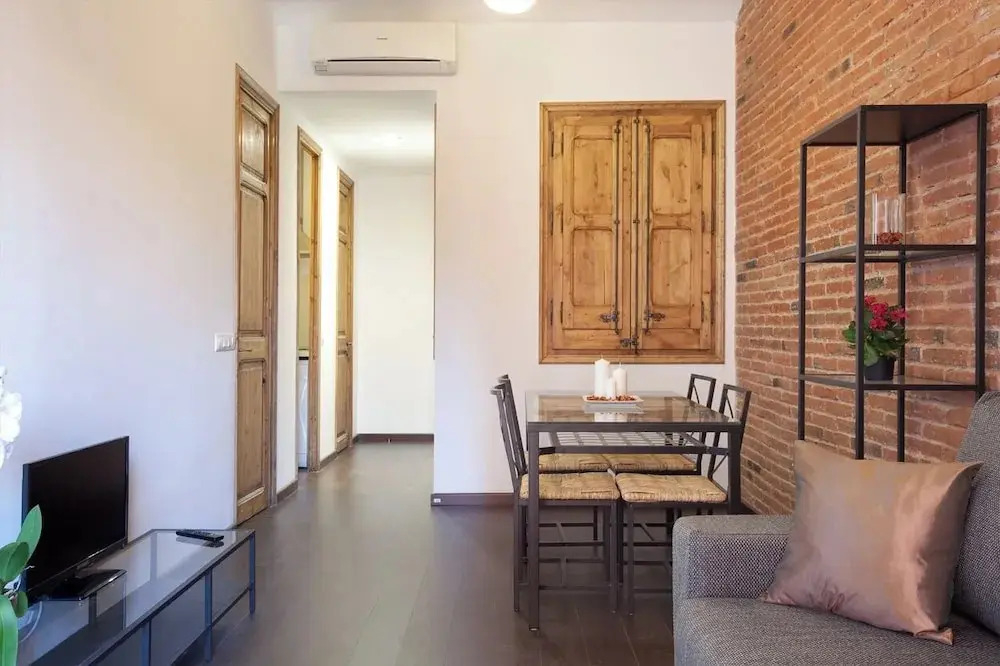 Cozy classic Apartment by Sagrada Familia with free wifi and A/C
