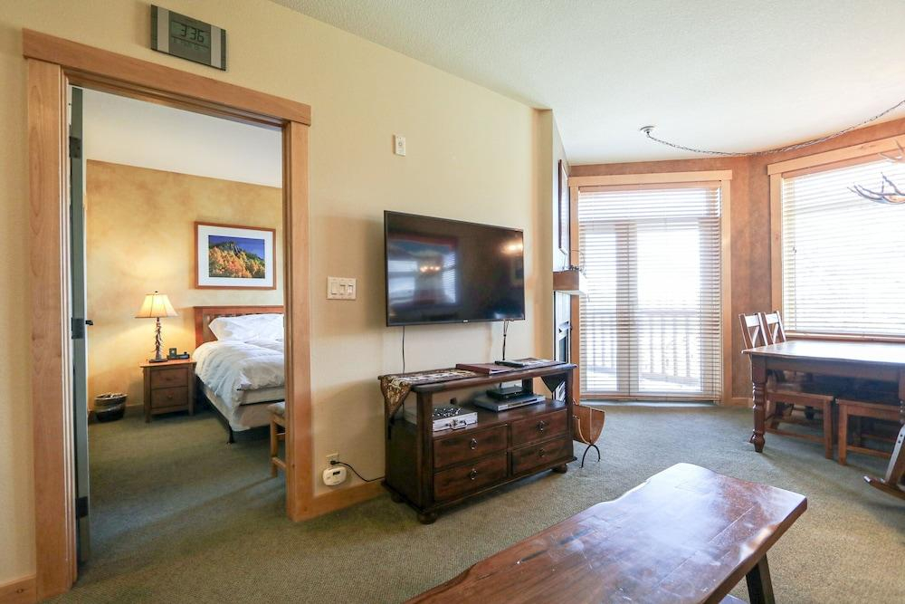 Sunstone 103 Updated Condo At Sunstone Lodge with Great Complex Amenities, near Ski-In Ski-Out by RedAwning