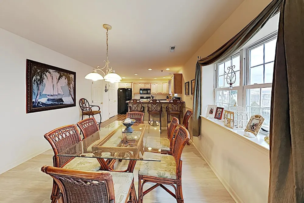 New Listing! Canalfront All-suite: Steps To Beach 5 Bedroom Home