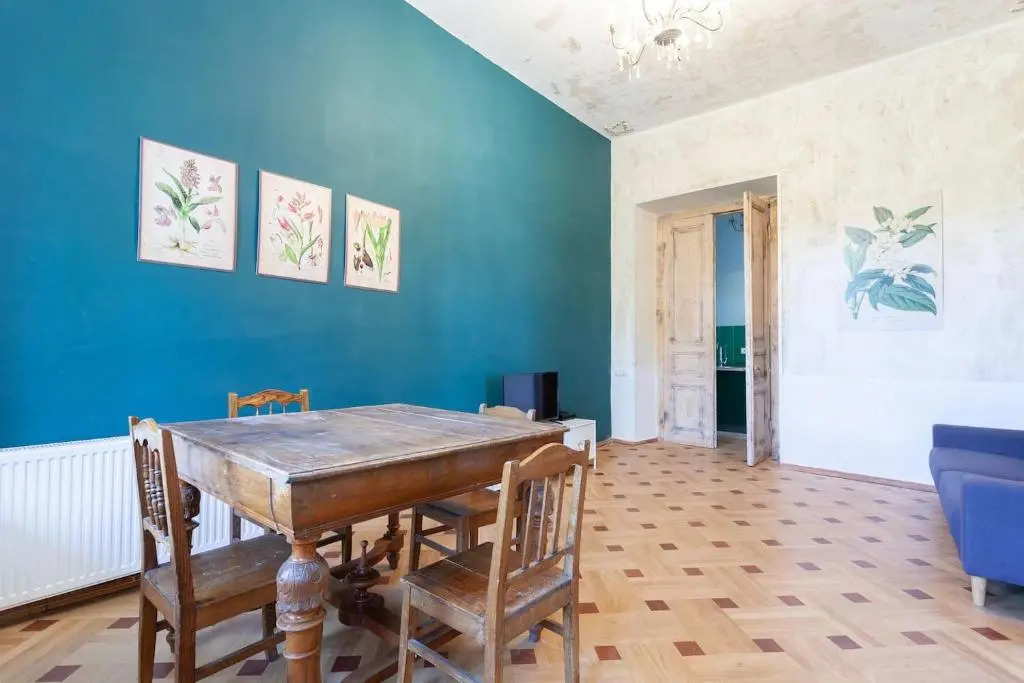 Wehost Sunny Apartment