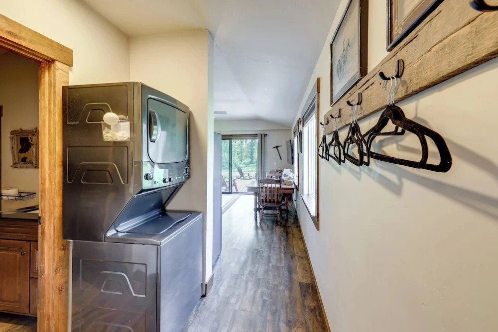Waterfront Saloon-themed Cabin on Flathead River