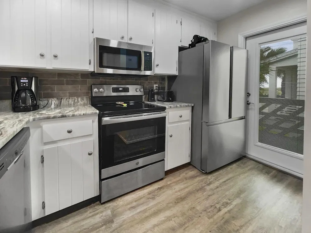 Happy Oasis 2 Bedroom Condo by RedAwning