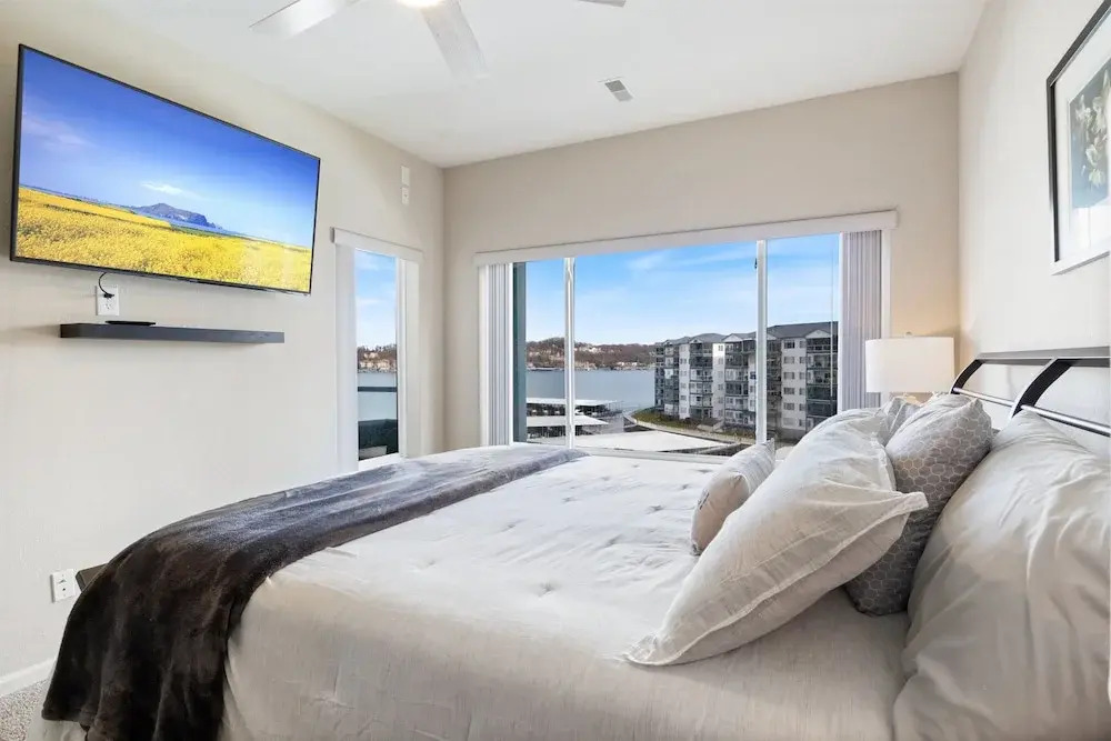 Serene Lake View and Easy Access to Local Delights