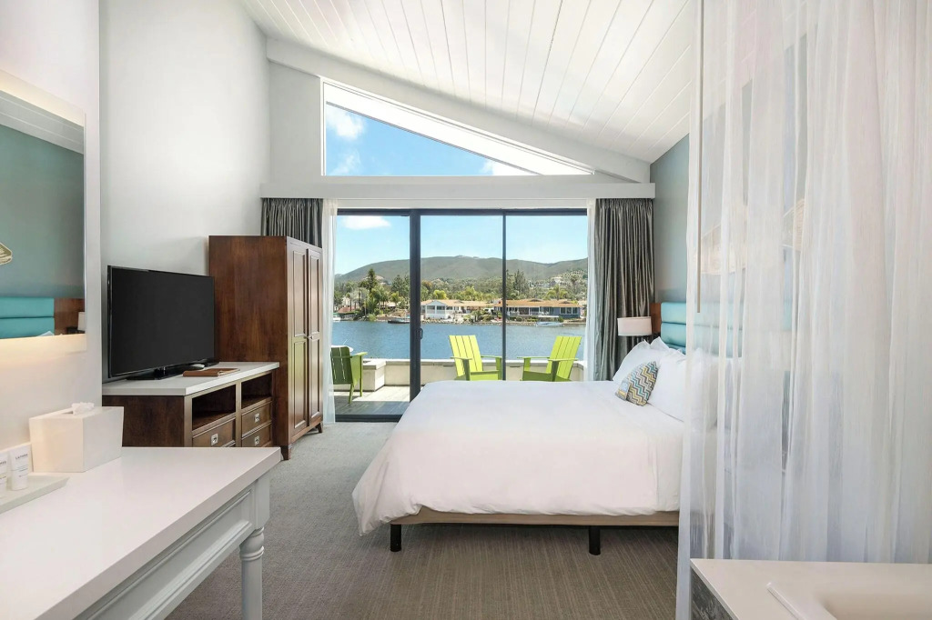 Lakehouse Resort