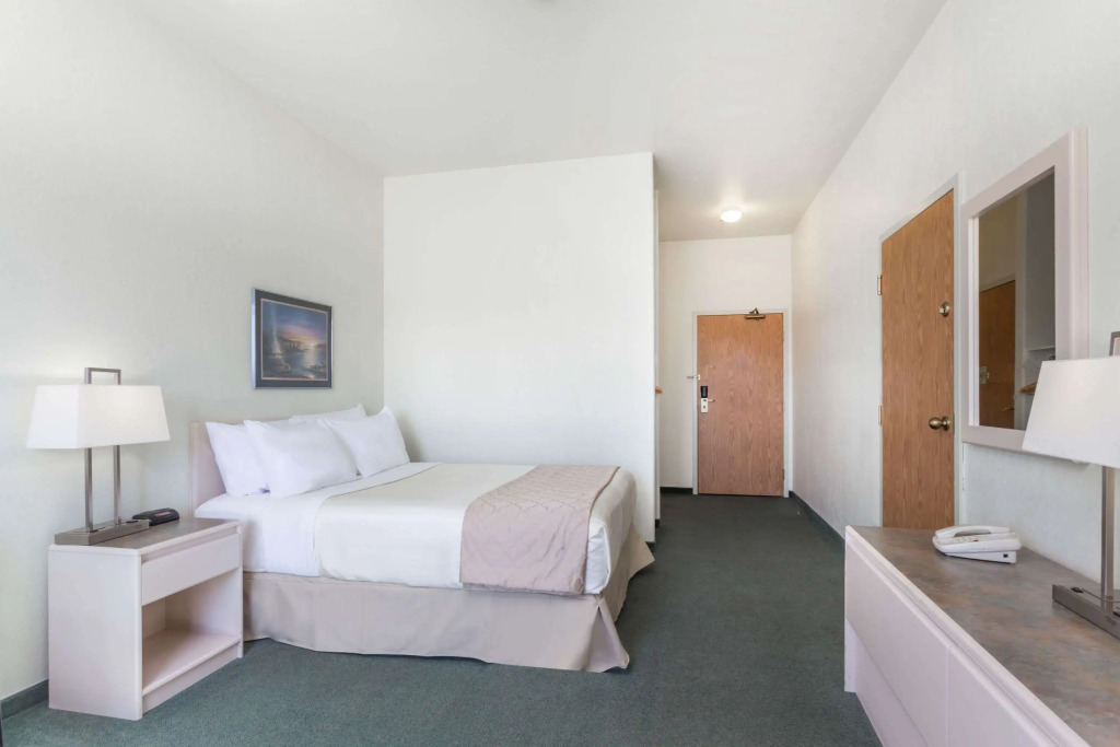 Super 8 by Wyndham Dauphin