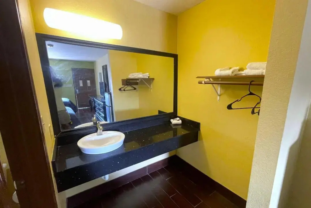 Deluxe Inn & Suites Corpus Christi I 37