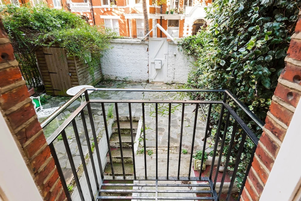 The Cheniston Gardens Abode - IA01