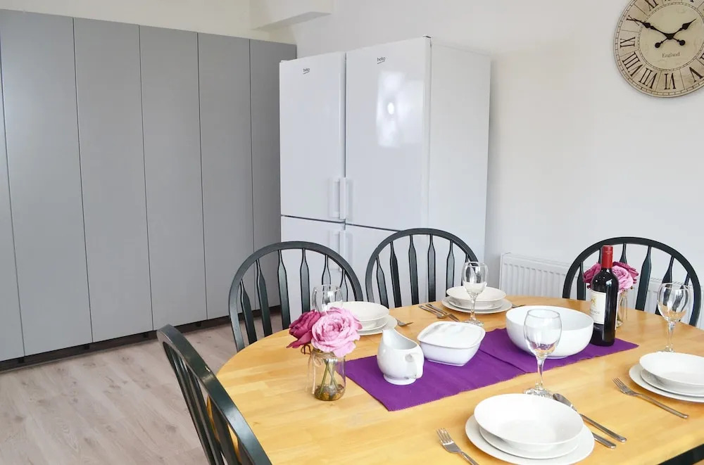 No 40, 5 beds, sleeps 7