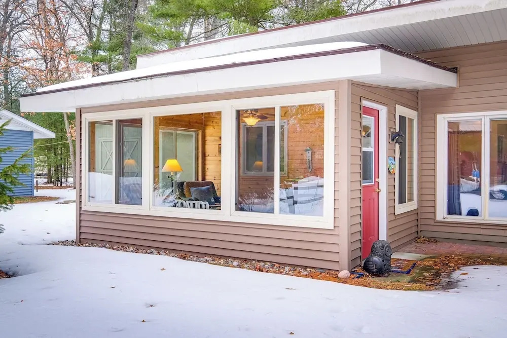 Cozy Cottage w/ Sunroom - Walk to Higgins Lake