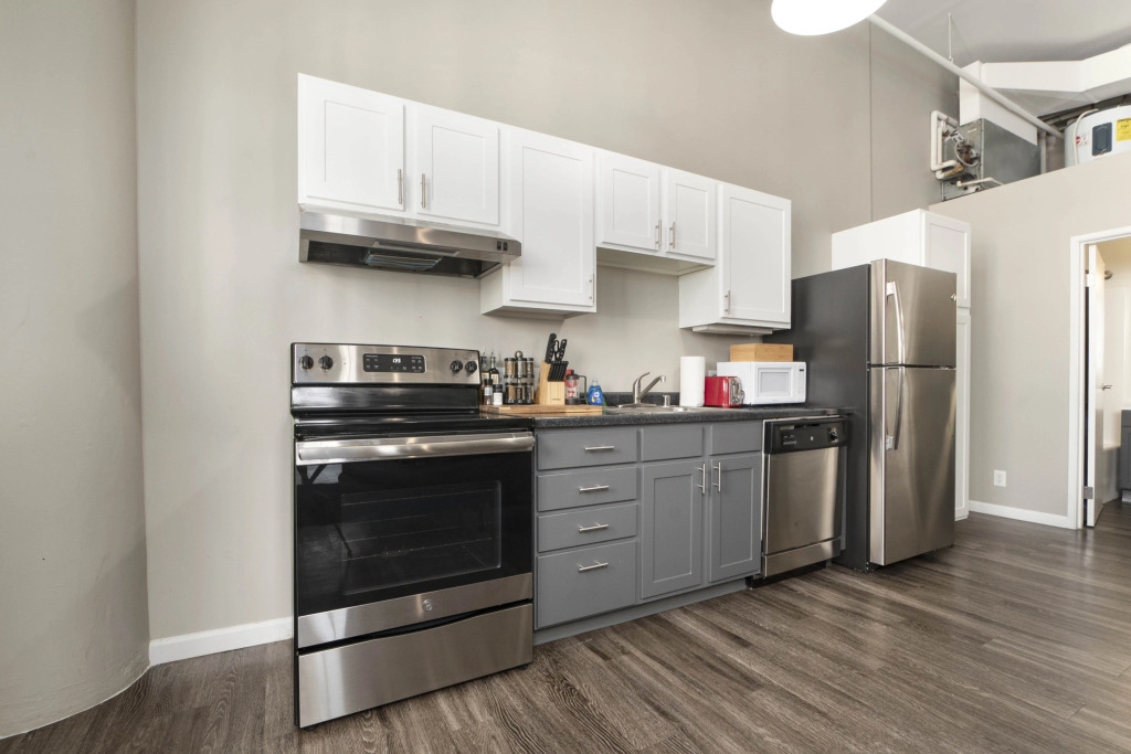 Bright and airy downtown loft! Great wifi!