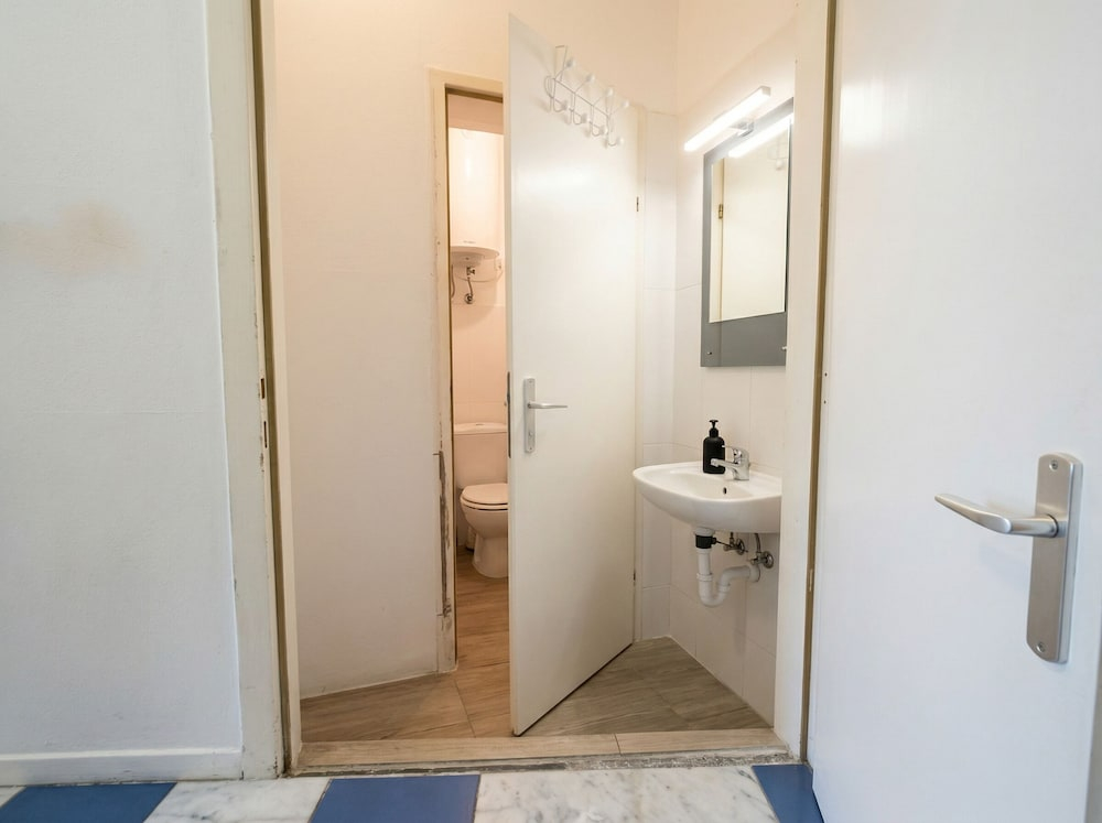 Central & Simple 1BR Apartment with WIFI
