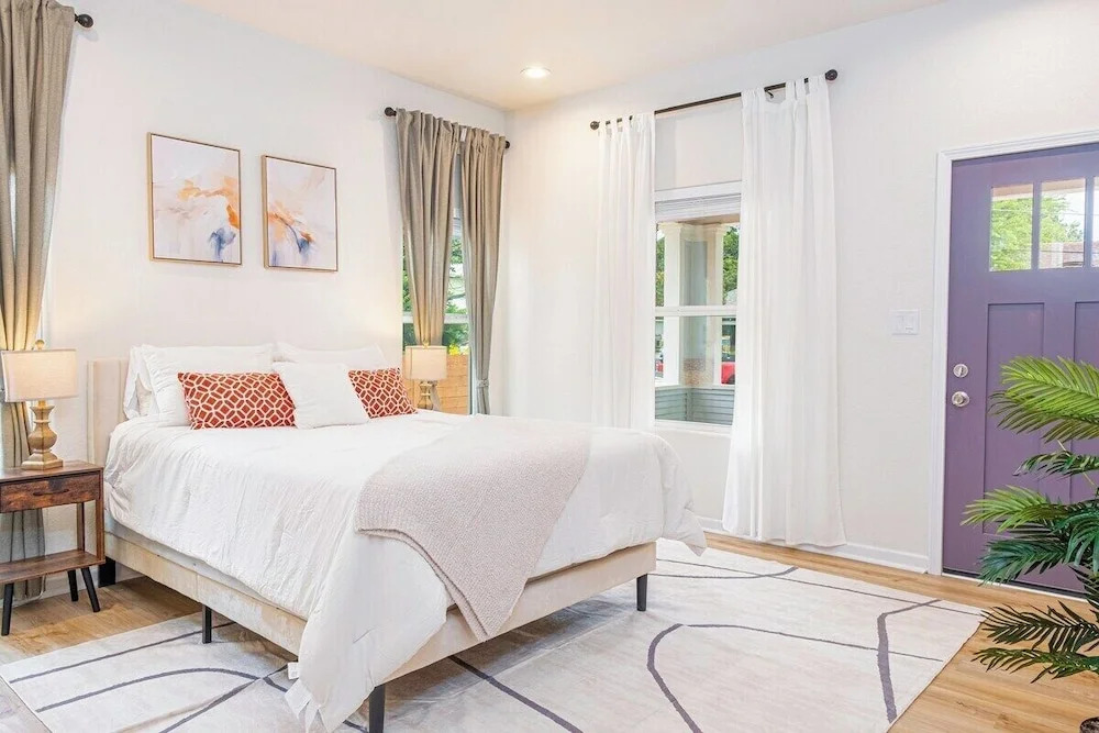 Stunning Elegance 4br/2.5 BA Near Vibrant Downtown