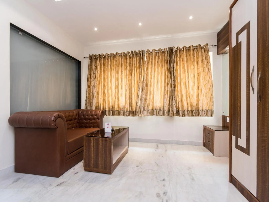 Capital O 9390 Golden Afreen