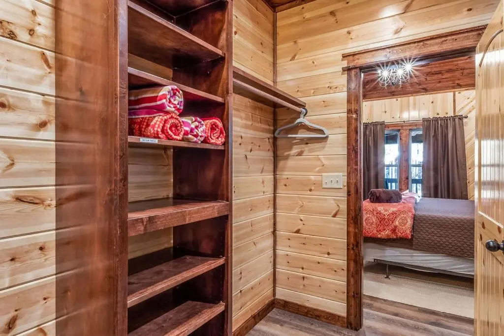 Large Luxury 2BR Cabin w Hot Tub Double Trouble was designed for fun comfort and memories minutes from buzzling Hochatown and beautiful Beaver Bend State Park