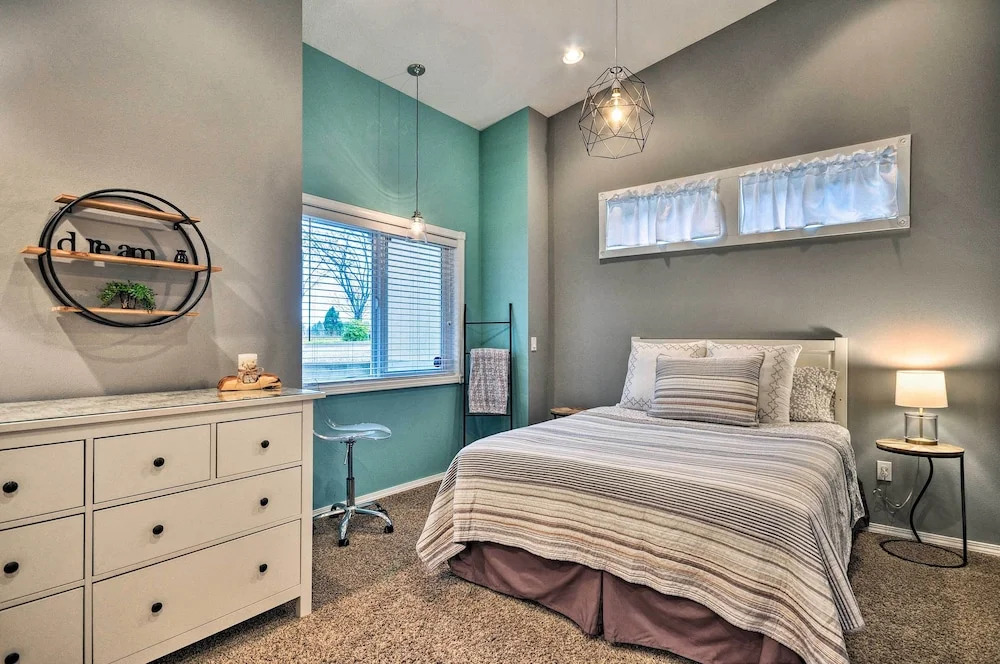Cute & Cozy PDX Area Townhouse: 31 Mi to Mt. Hood!