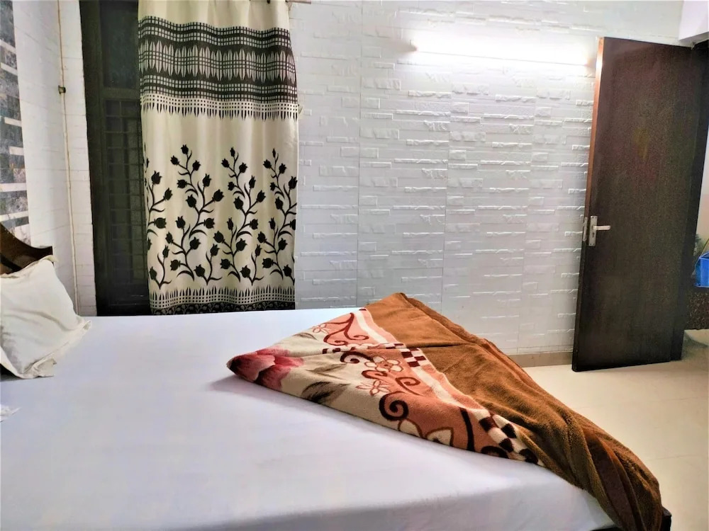 Hotel White Palace,Nizamuddin Railway Station