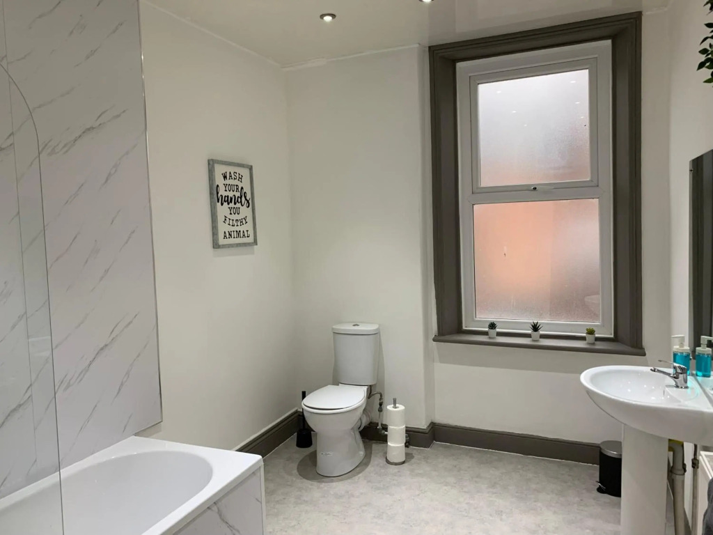 Rectory - Lovely 4 bedroom maisonette Gateshead free parking