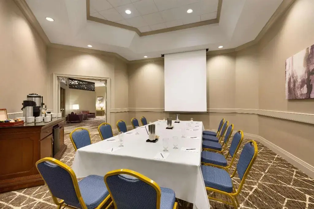 Hilton Phoenix Suites