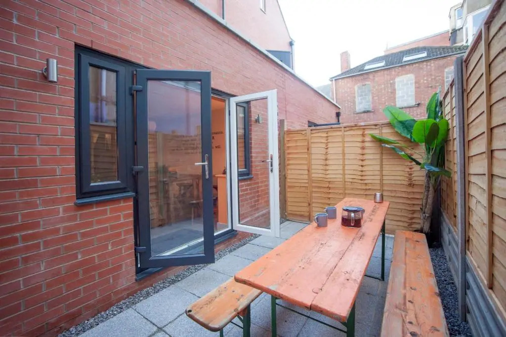 higgihaus #3b 2-3 Bed Small Groups Hip Location Sleeps 4-8