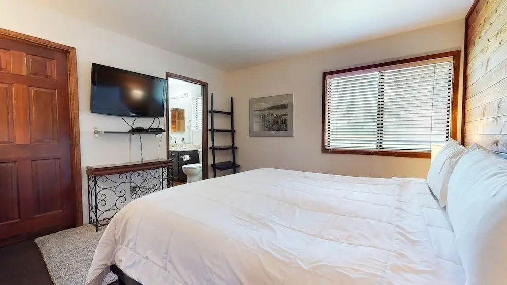 Snowflower 20 Pet-Friendly, Spacious Corner Unit With Great Complex Amenities by RedAwning
