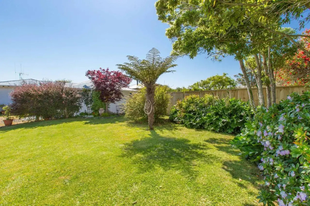 Lorenzen Bay Bungalow - Raglan Holiday Home