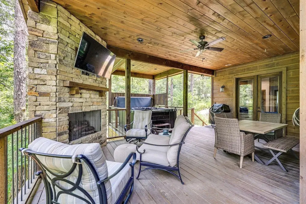 Cozy Cabin w/ Hot Tub ~ 5 Mi to Broken Bow Lake