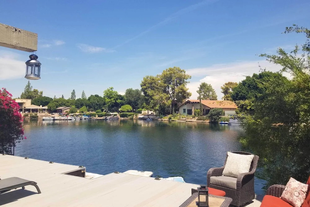 Sun Deck, Hot Tub & Kayak: Lakefront Tempe House