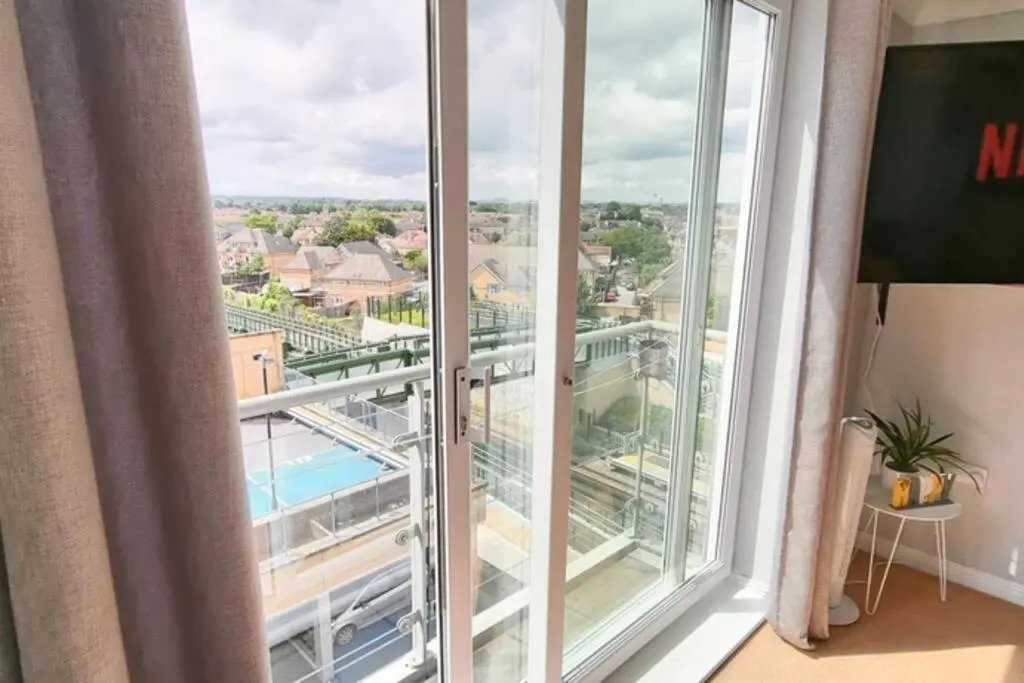 ⭑ Staywelcome- Stylish Apartment Near Heathrow, Skyline Views ⭑