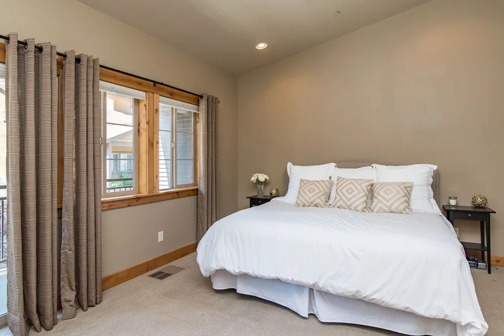 Truckee Townhouse Walk Everywhere by RedAwning